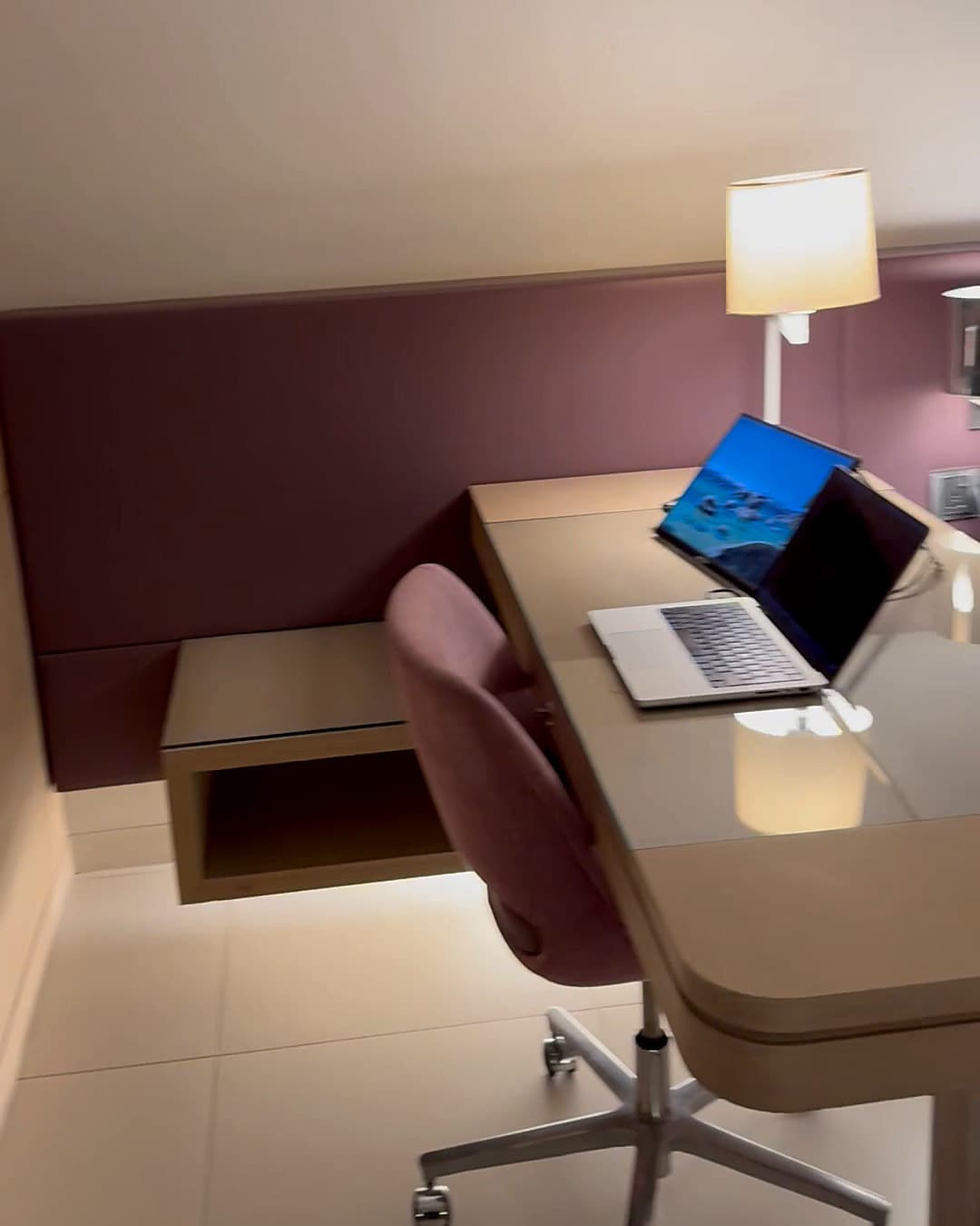 Schreibtisch mit Laptop, Tischlampe und Bürostuhl im Studio des Capital Centre Arjaan in Abu Dhabi